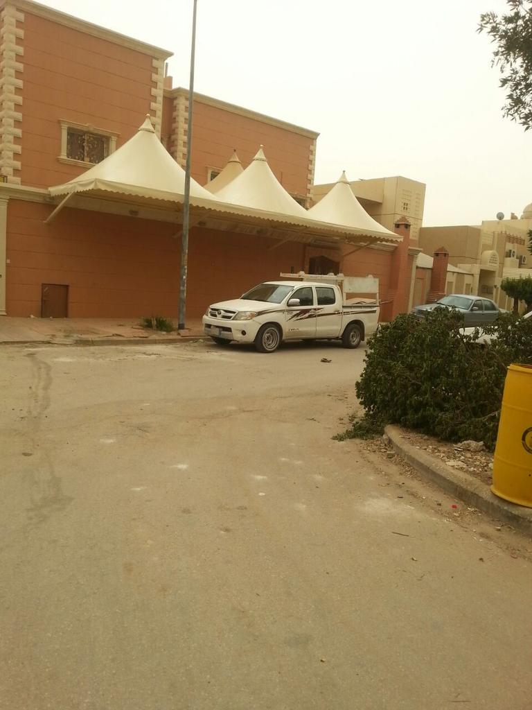 مظلات سيارات أمام البيت