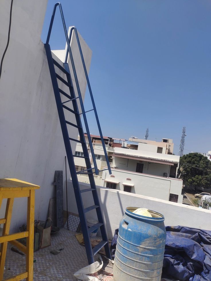 سلم حديد خارجي في الرياض