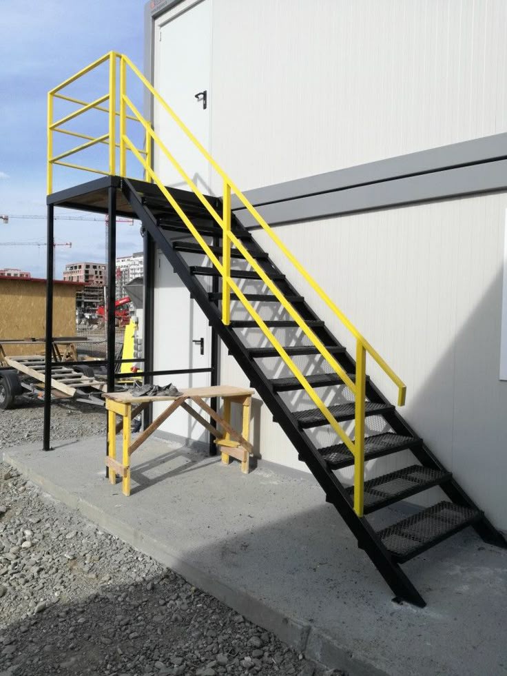 سلم خشب مع درابزين حديد