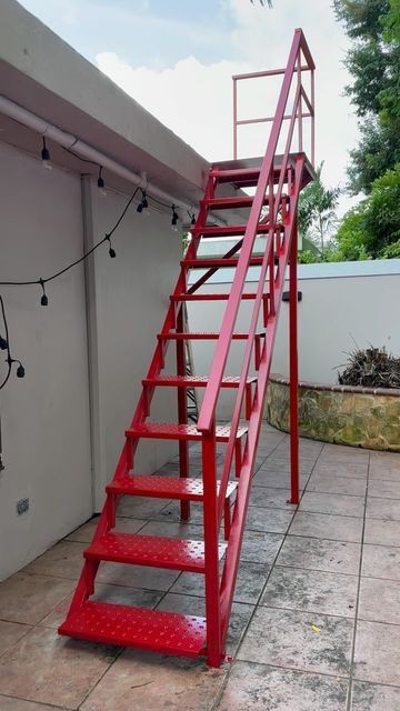 سلم خشب مع درابزين حديد