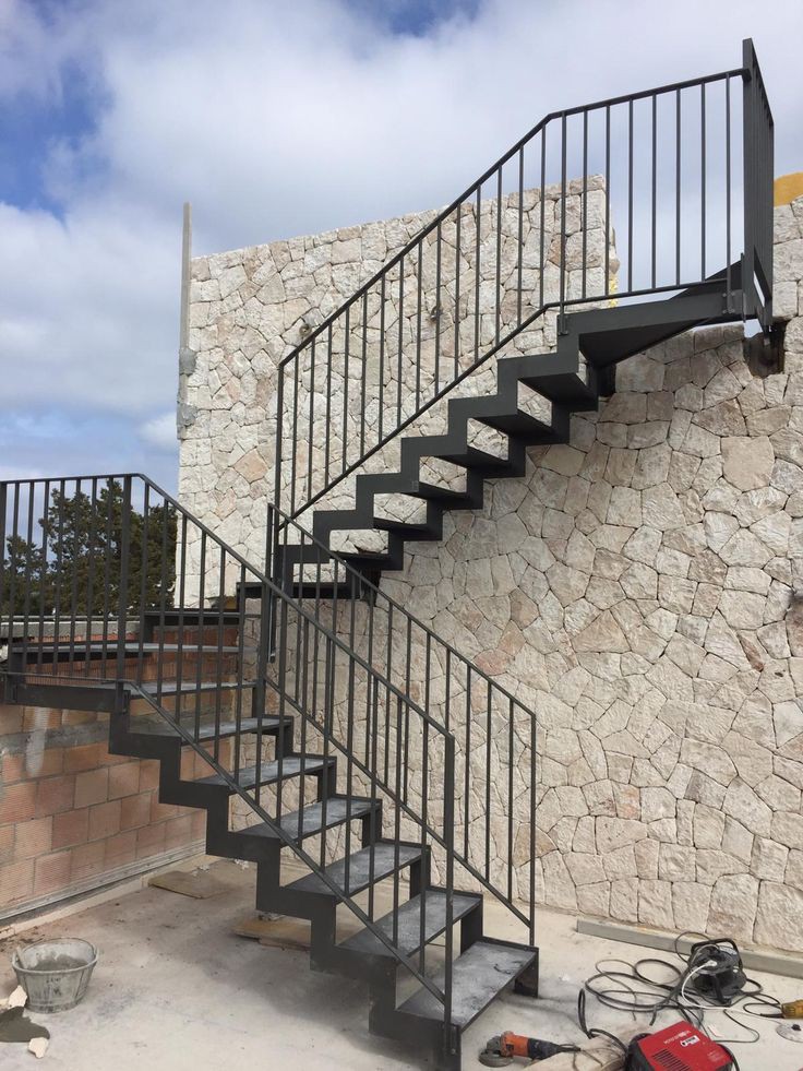 سلم حديد خارجي في الرياض