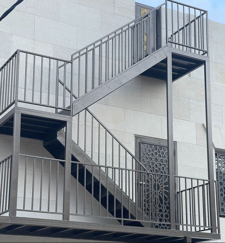 درج حديد خارجي حي العليا الرياض