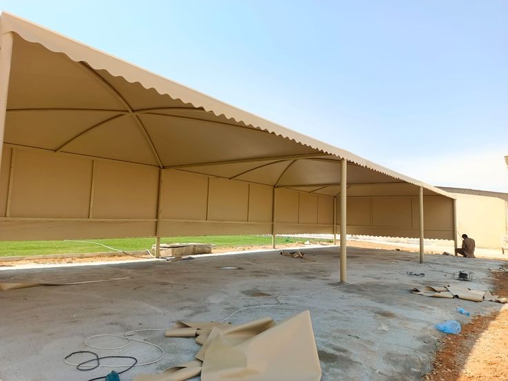 تنفيذ مظلات سيارات متعددة المواقف في حي النرجس بالرياض.