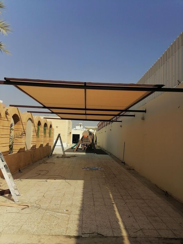 تركيب مظلات قماش خارجية لحماية المنزل من الشمس
