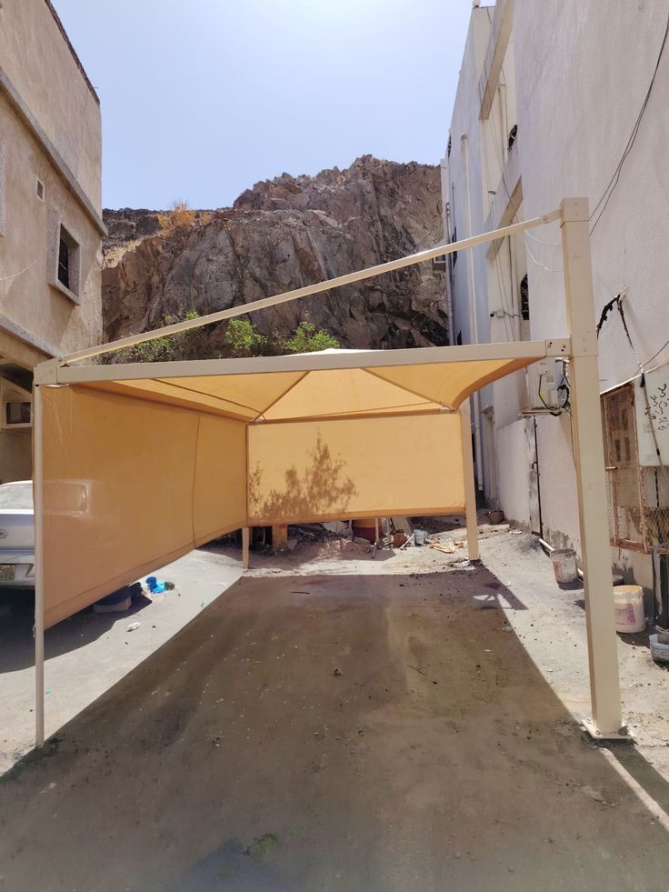 تنفيذ مظلات سيارات قماش بالرياض بجودة عالية ومظهر أنيق.