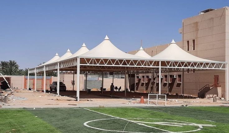 تركيب مظلات مدرسية حديثة للمرافق التعليمية في الرياض.