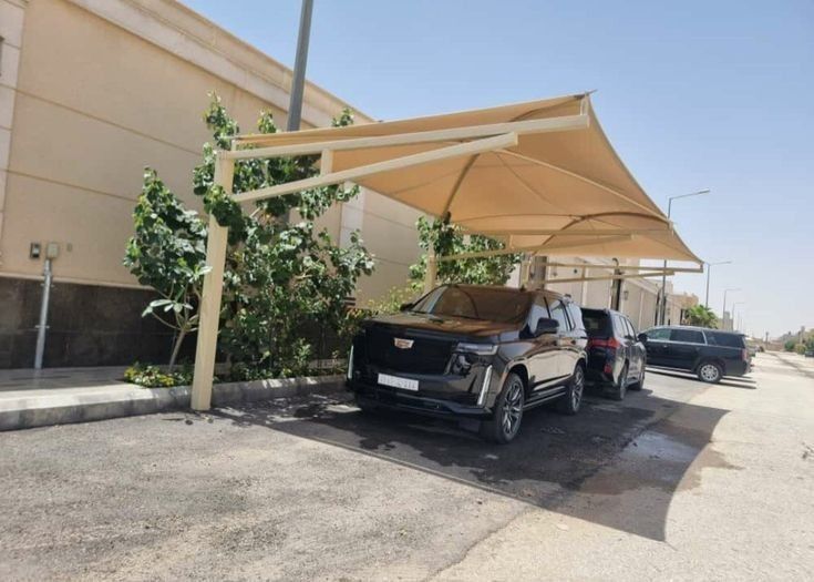تركيب مظلات مواقف سيارات خارجية بالرياض بتصميم عملي ومتين.