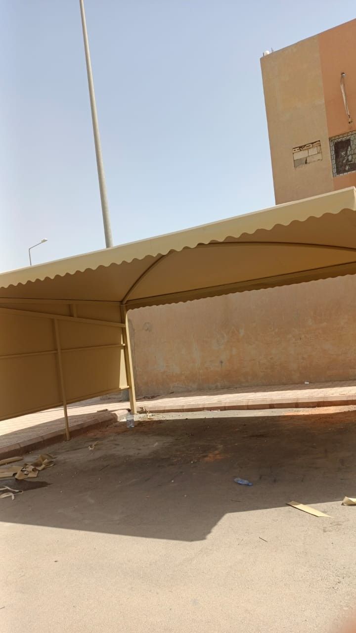 مظلات سيارات للمجمعات السكنية بالرياض لحماية المركبات بشكل كامل.