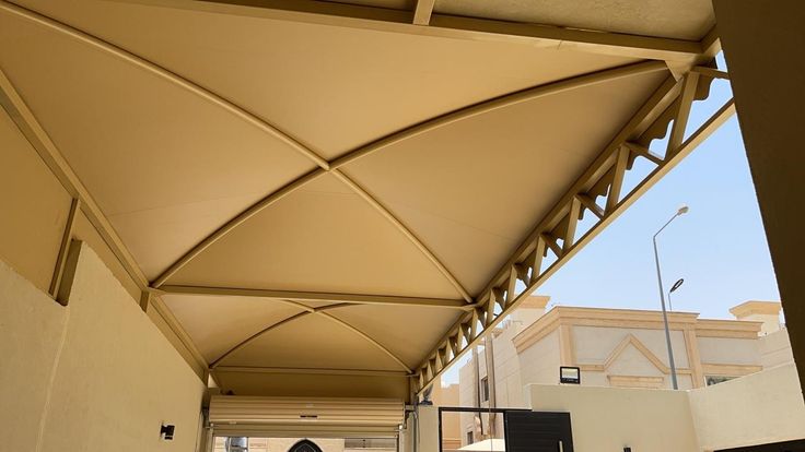هيكل حديدي لمظلات سيارات PVC بالرياض.