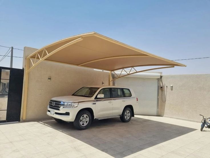 مظلات سيارات قماش PVC حديثة في الرياض.