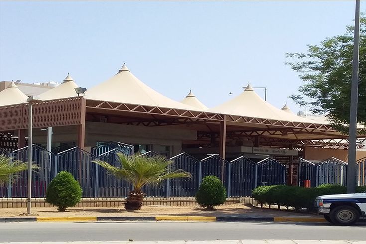 مظلات تعليمية عصرية تناسب المدارس الحكومية والأهلية في الرياض.