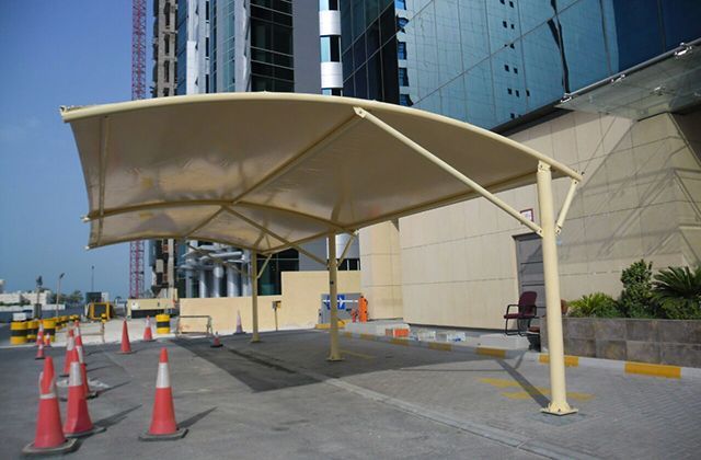 مظلات مواقف سيارات بالرياض لحماية المركبات وتنظيم المساحات الخارجية.