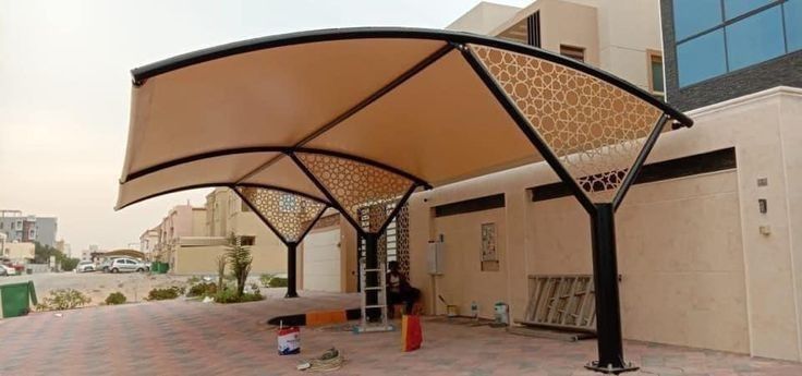 مظلات سيارات مقاومة للعوامل الجوية في الرياض.