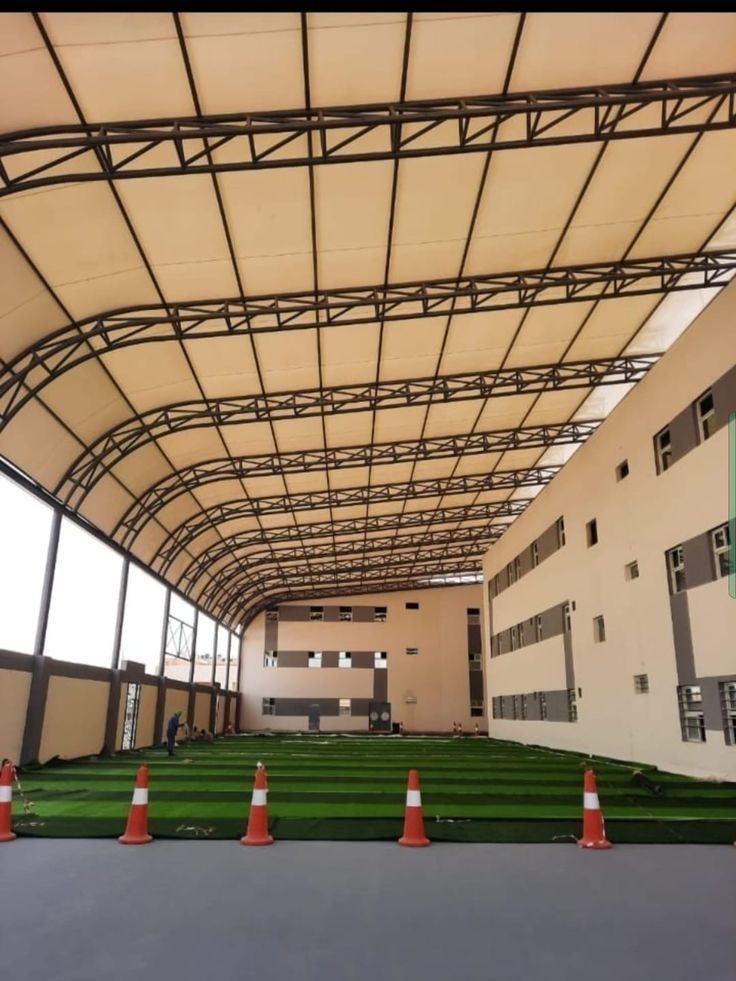 مظلات مدارس الرياض لتوفير الظل والحماية للطلاب داخل الساحات المدرسية.