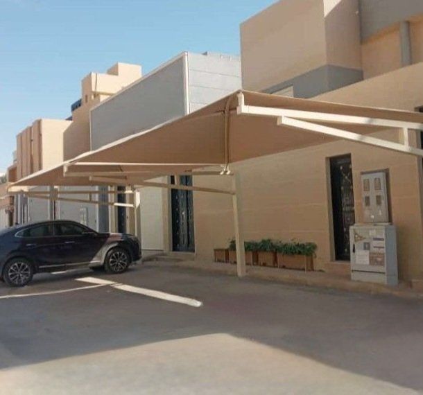 مظلات خارجية للسيارات في الرياض توفر حماية من الشمس والحرارة للمركبات.
