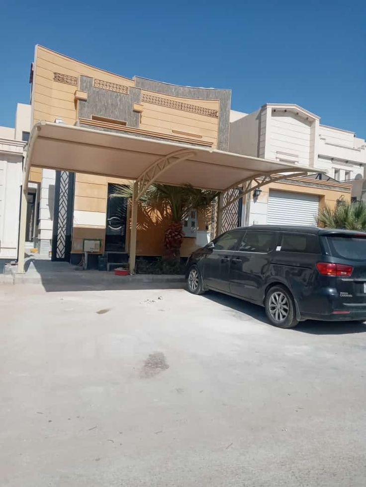 مظلات سيارات فاخرة بتصميم فرنسي حديث في الرياض.