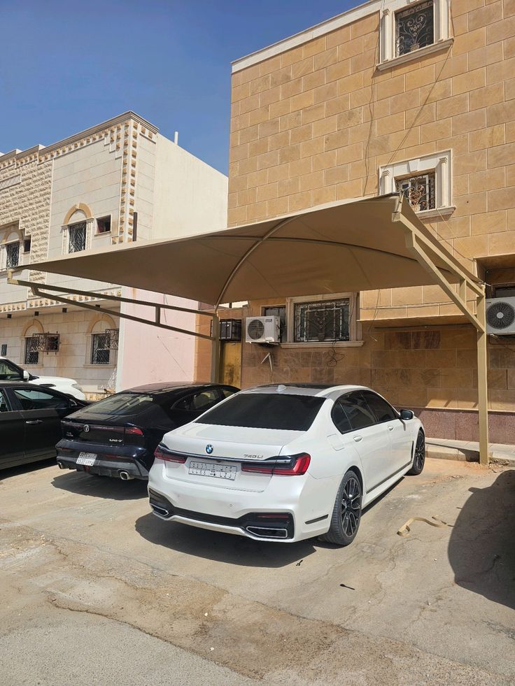 تنفيذ مظلات سيارات بولي إيثيلين للمنازل والاستراحات