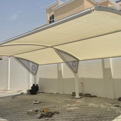 مظلة سيارة خارجية لحماية المركبات من حرارة الشمس بالرياض.